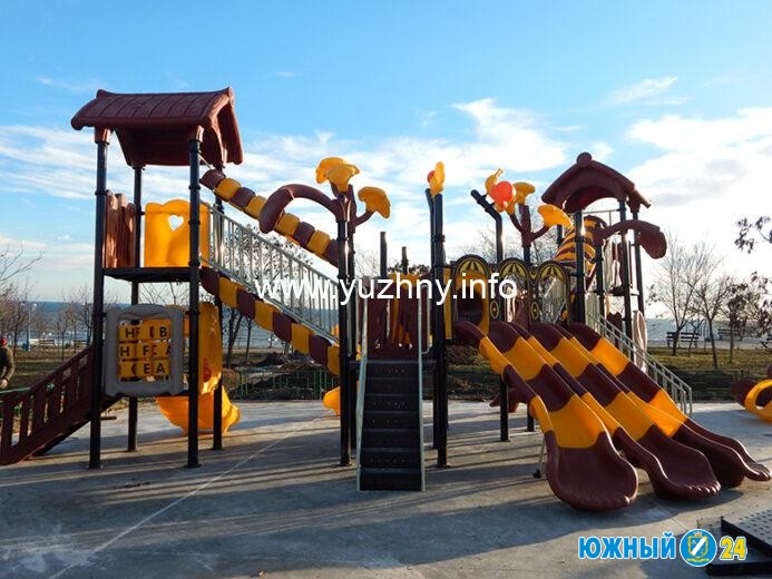 В Южном начали монтировать новый игровой комплекс для детей (фото) » Южный  24 - новости
