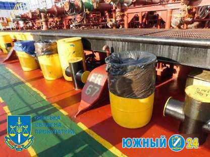 Сброс нескольких тонн пальмового масла с судна в порту «Пивденный»: суд взыскал с владельца 65 млн гривен